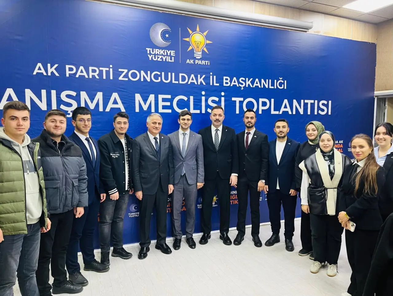 şunu diyen bir yazı 'TURKIYE YUZYILI AK PARTİ ZONGULDAK İL BAŞKANLIČI AK PARTi A NIŞMA MECLİSİ TOPLANTISI MAK HVFガ ΚΑAИyИ' görseli olabilir