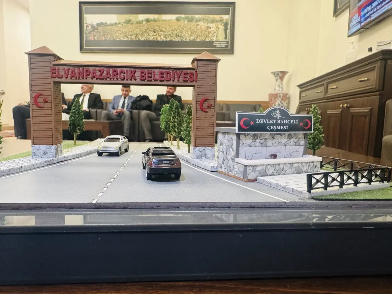 demiryolu ve şunu diyen bir yazı 'ELVANPAZARCIKBELEDİYE ELVANP DEVLETBAHÇELİ DEVLET BAHÇELİ ÇEŞMESİ' görseli olabilir