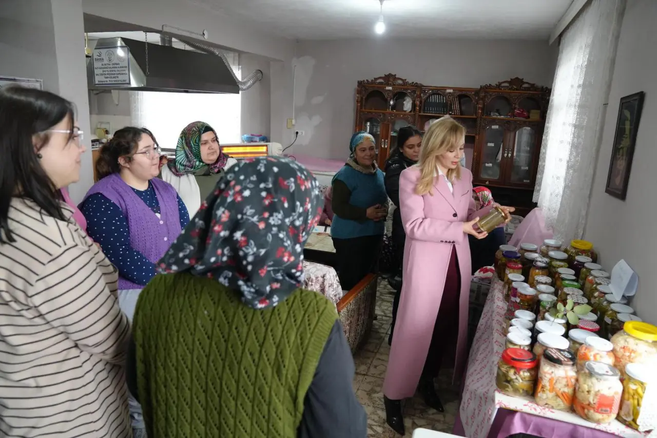 bir veya daha fazla kişi ve yazı görseli olabilir