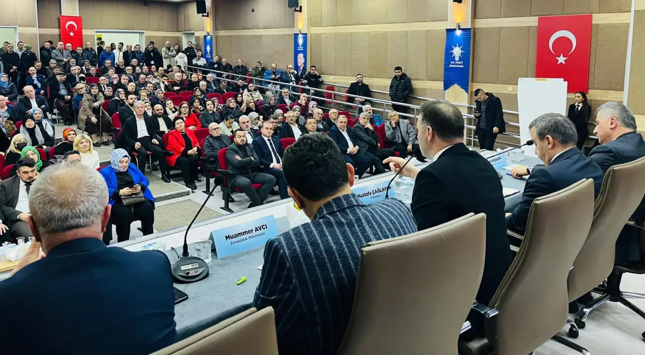 bir veya daha fazla kişi, haber odası ve yazı görseli olabilir