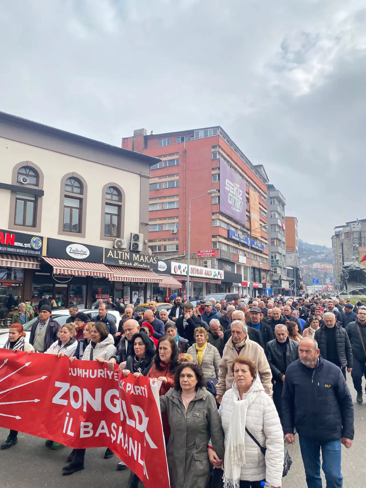 bir veya daha fazla kişi, Brandenburg Kapısı ve yazı görseli olabilir