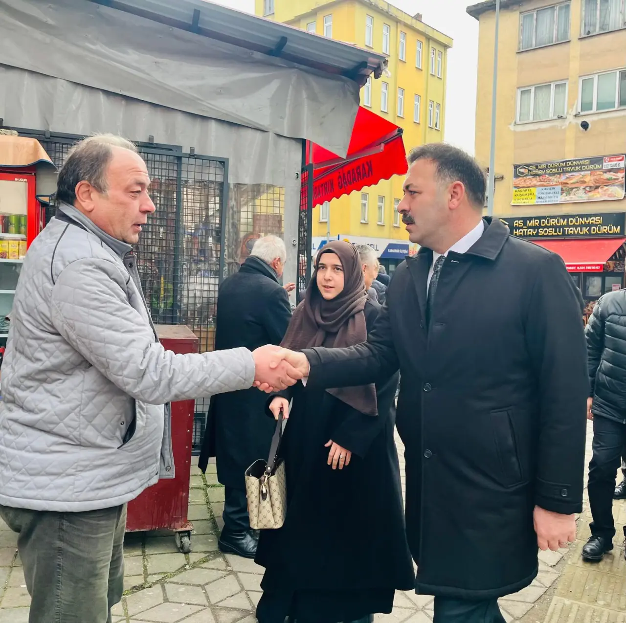 bir veya daha fazla kişi ve yazı görseli olabilir