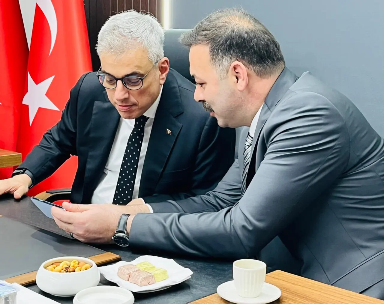 şunu diyen bir yazı 'le' görseli olabilir