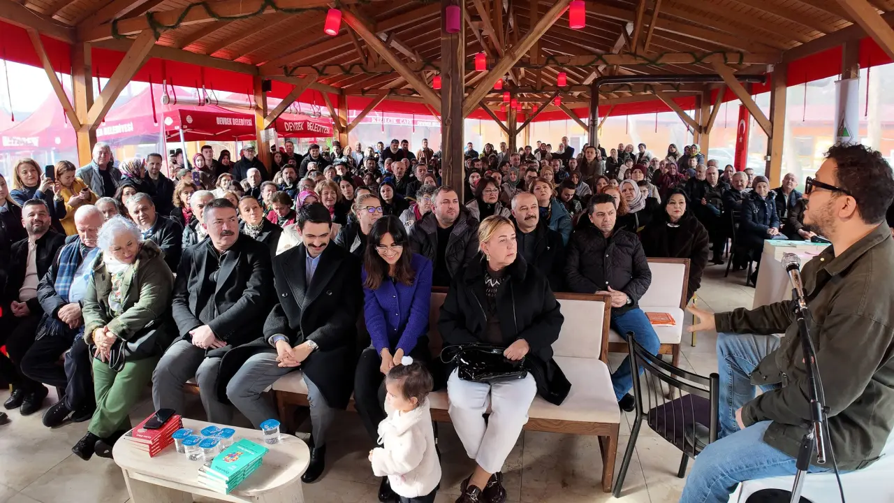 kalabalık görseli olabilir