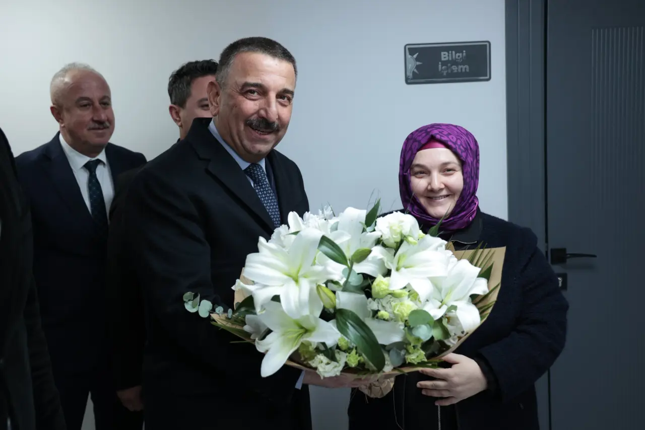 kürsü ve şunu diyen bir yazı 'Bilgi Igiem Iciem' görseli olabilir