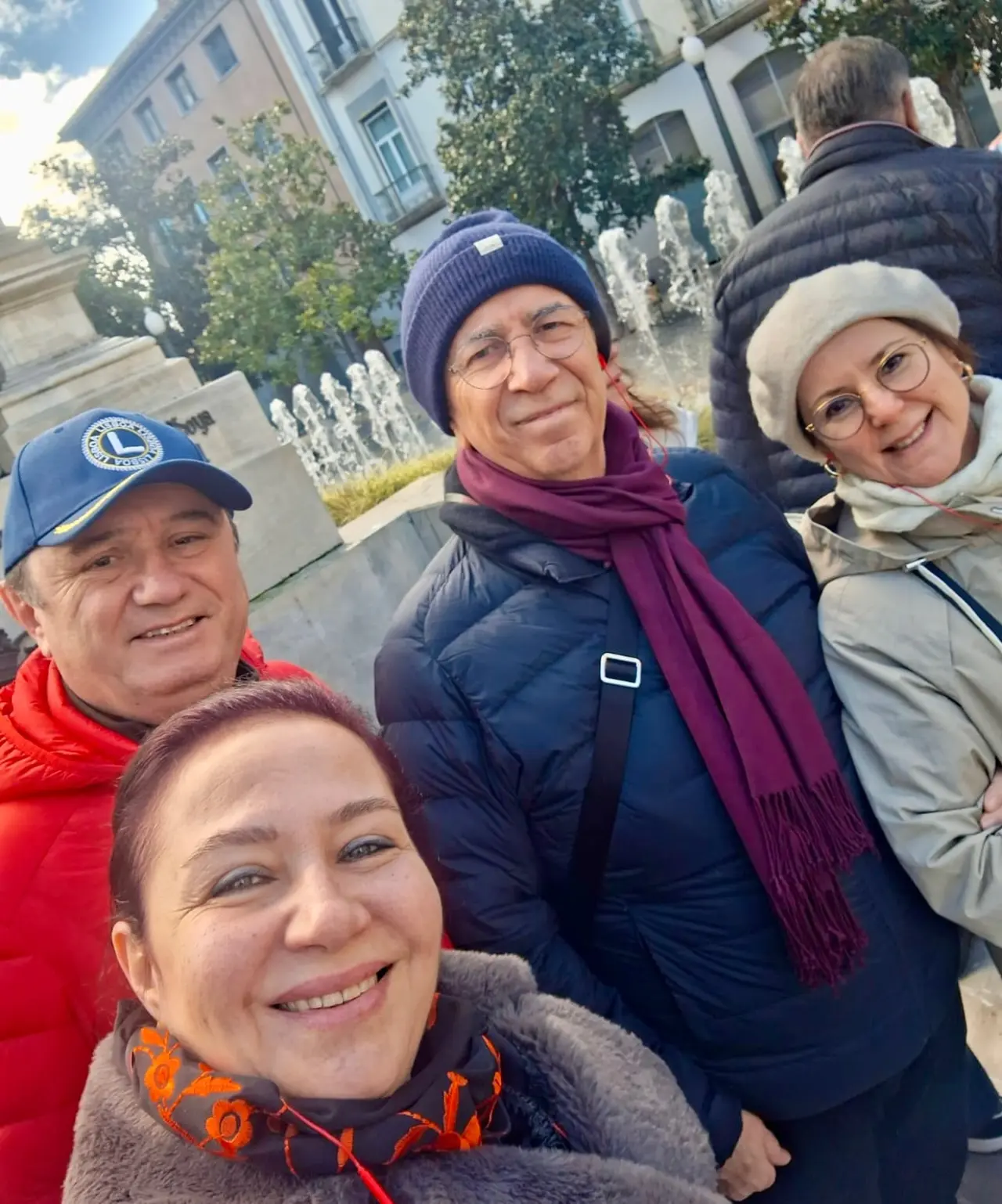 bir veya daha fazla kişi, Brandenburg Kapısı ve Piazza di Spagna görseli olabilir