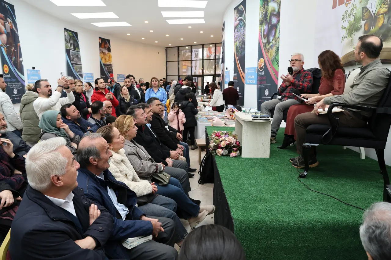 kalabalık görseli olabilir