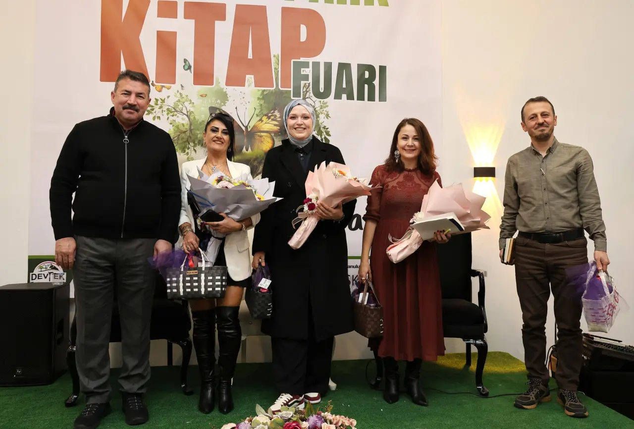 ‎bir veya daha fazla kişi ve ‎şunu diyen bir yazı '‎KiTAPA FUARI DEVTER VI اتادة P‎'‎‎ görseli olabilir