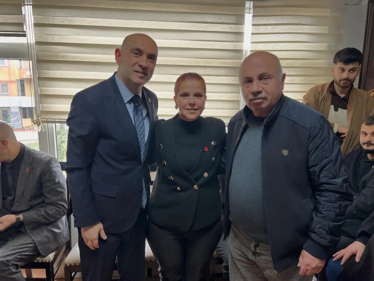 bir veya daha fazla kişi ve yazı görseli olabilir