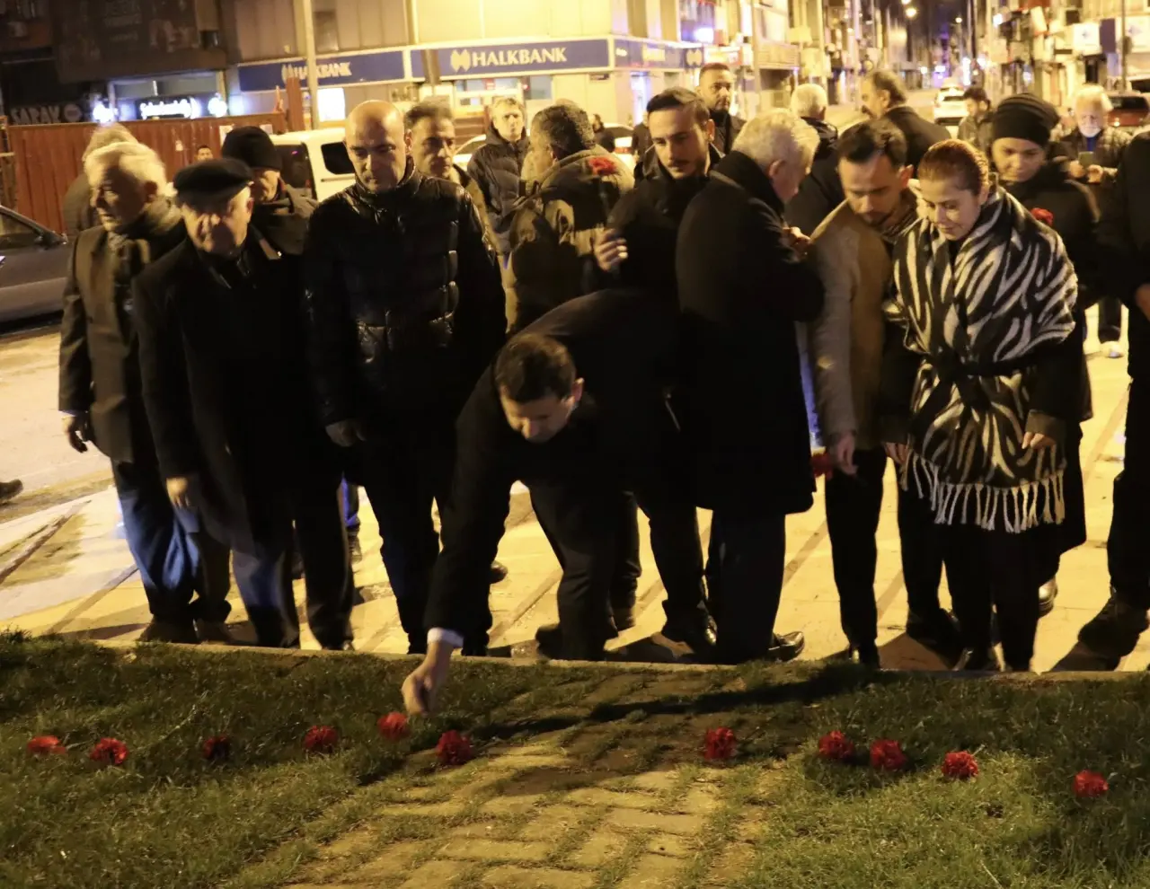 bir veya daha fazla kişi, kalabalık ve yazı görseli olabilir