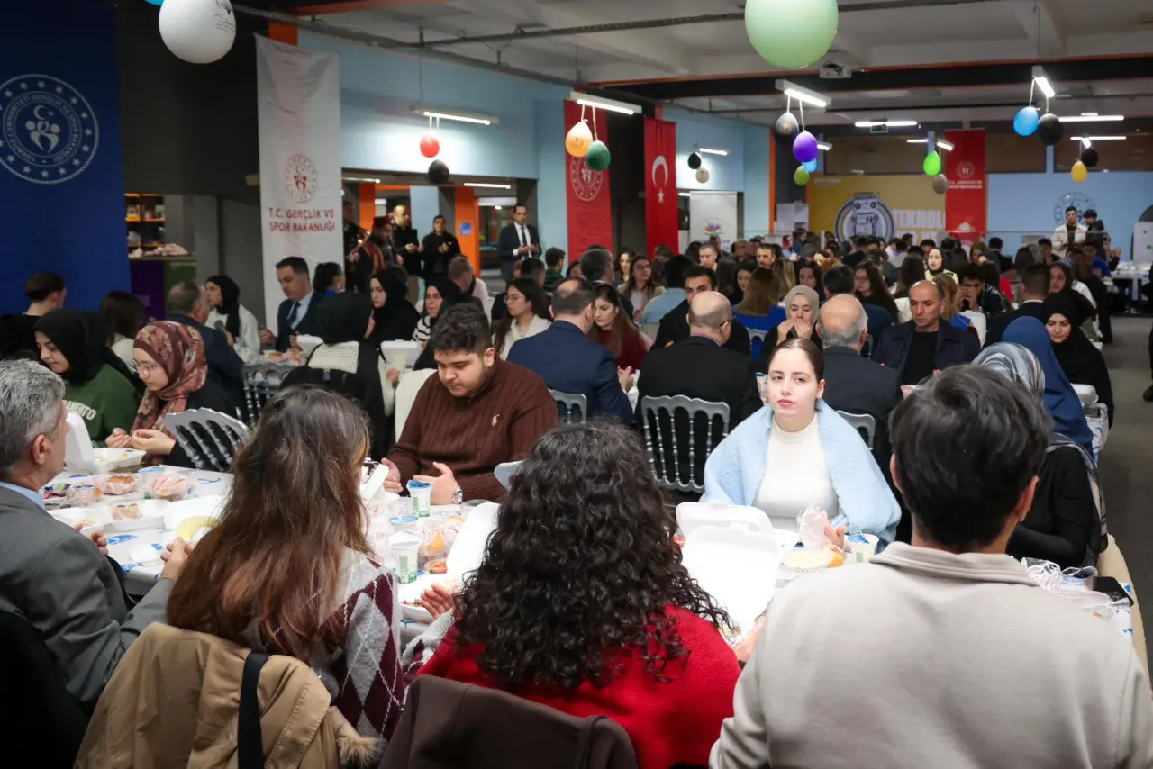 bir veya daha fazla kişi, ders çalışan insanlar, masa, kalabalık ve yazı görseli olabilir