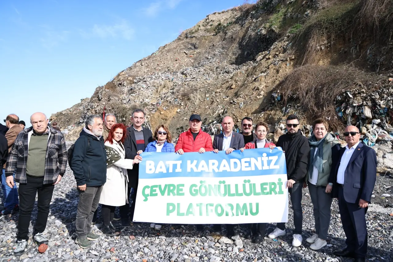 bir veya daha fazla kişi ve şunu diyen bir yazı 'ક्न BATI KARADENİZ ÇEVRE GÖNÜLLÜLERİ PLATFORMU' görseli olabilir
