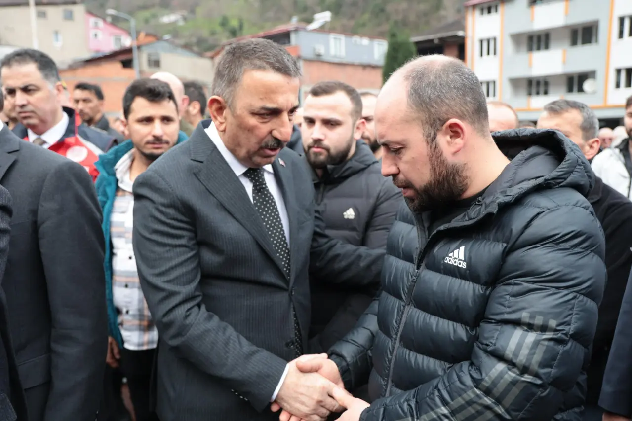 bir veya daha fazla kişi ve yazı görseli olabilir