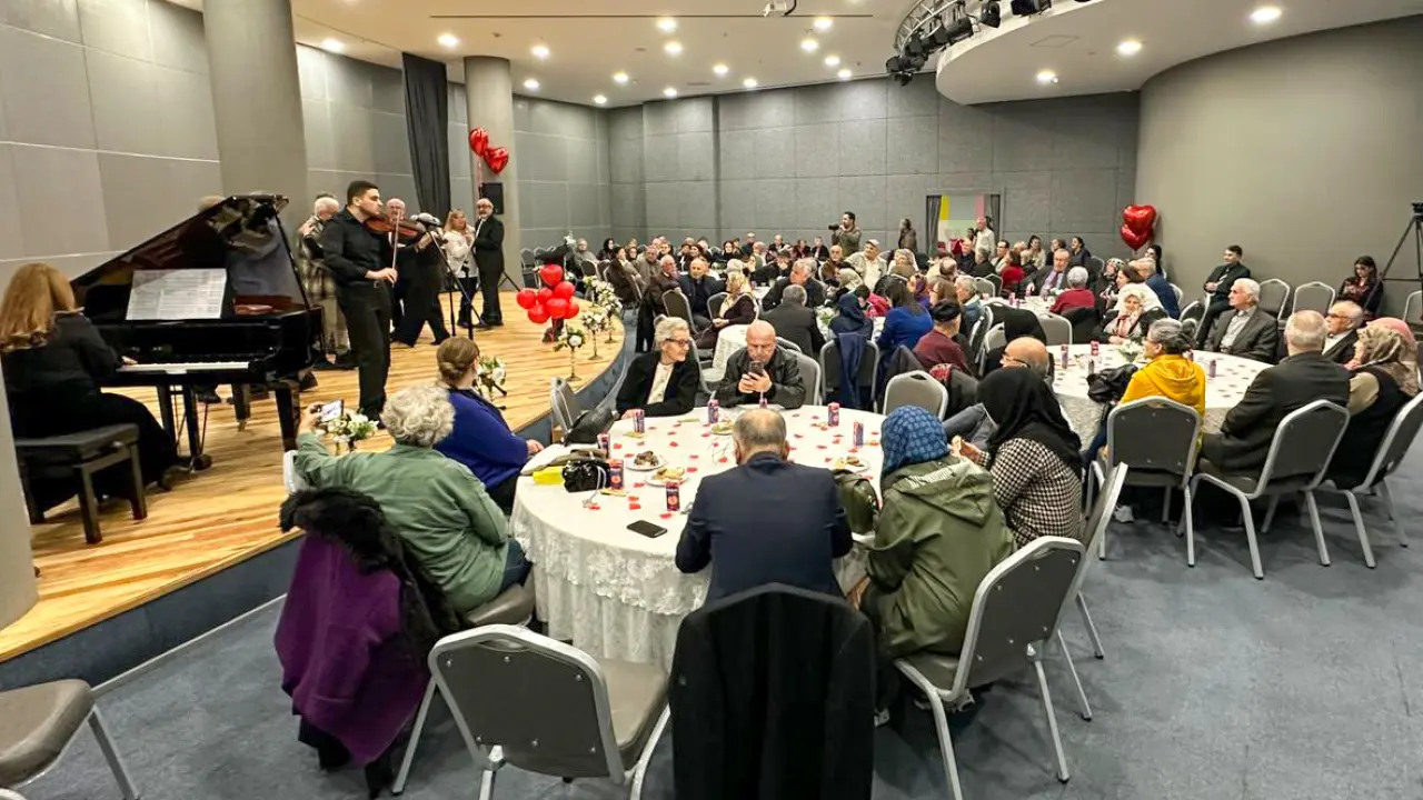 ders çalışma, masa, klarnet, flüt, keman ve kalabalık görseli olabilir