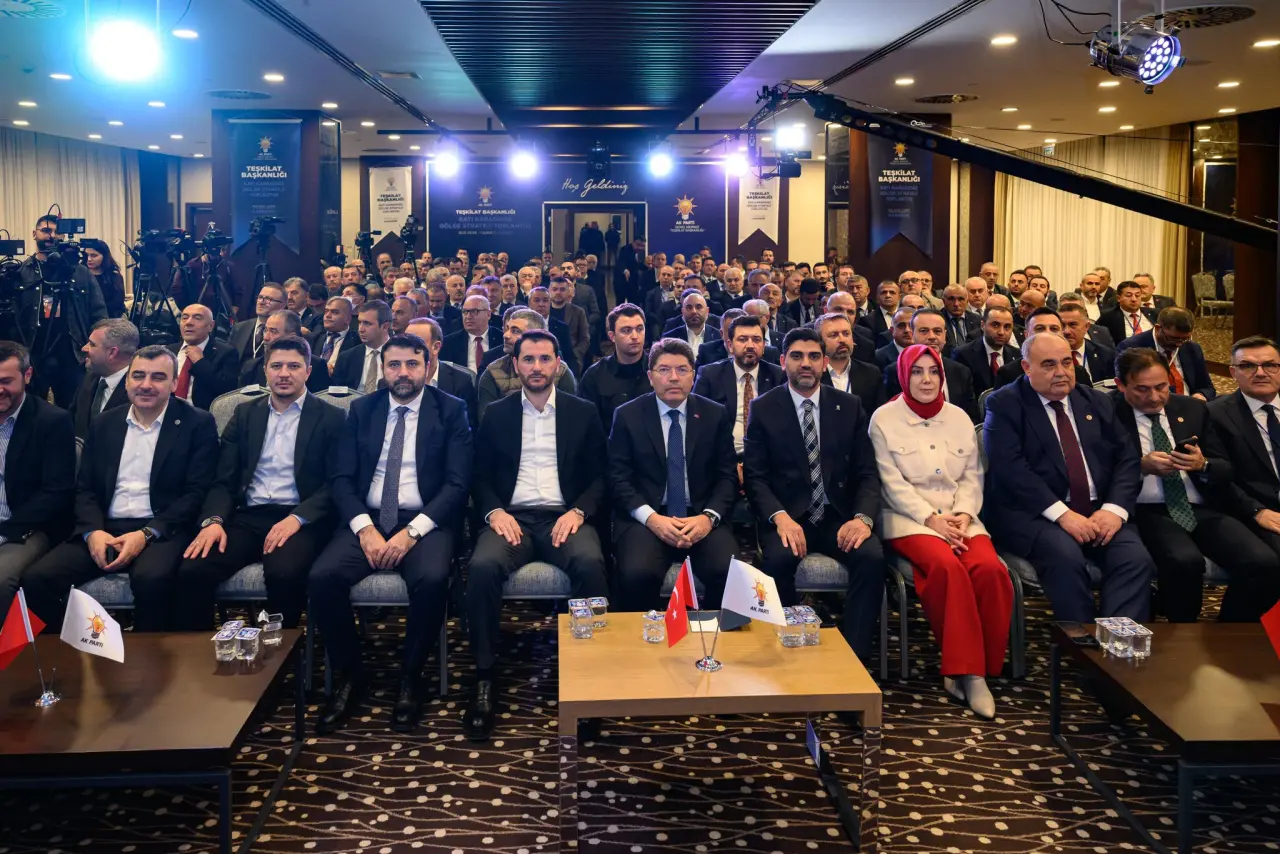 bir veya daha fazla kişi, takım elbise ve yazı görseli olabilir