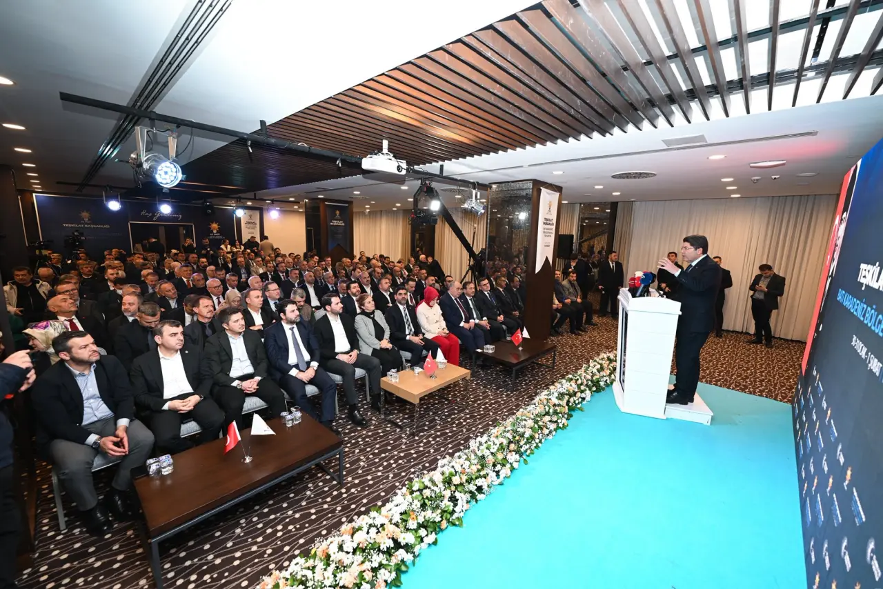 bir veya daha fazla kişi, kürsü ve yazı görseli olabilir