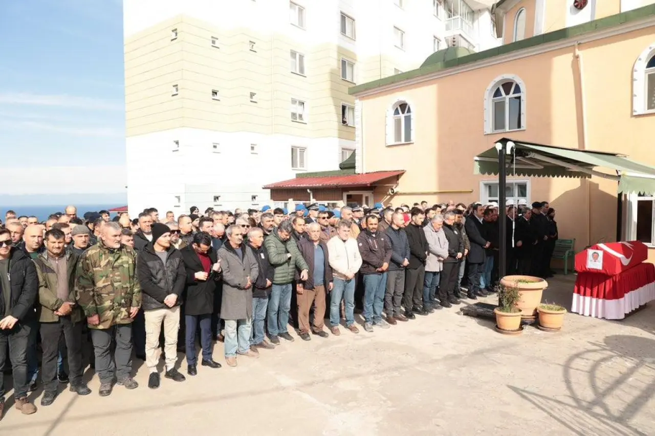 bir veya daha fazla kişi ve şunu diyen bir yazı '1 ミ IN I ET Y I I f' görseli olabilir