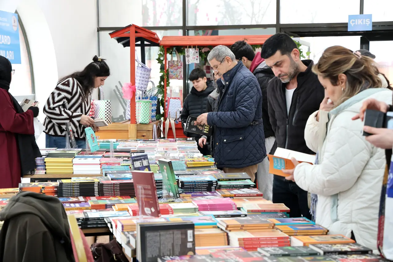 bir veya daha fazla kişi, gazete bayisi ve şunu diyen bir yazı 'ARD ÇIKIŞ' görseli olabilir