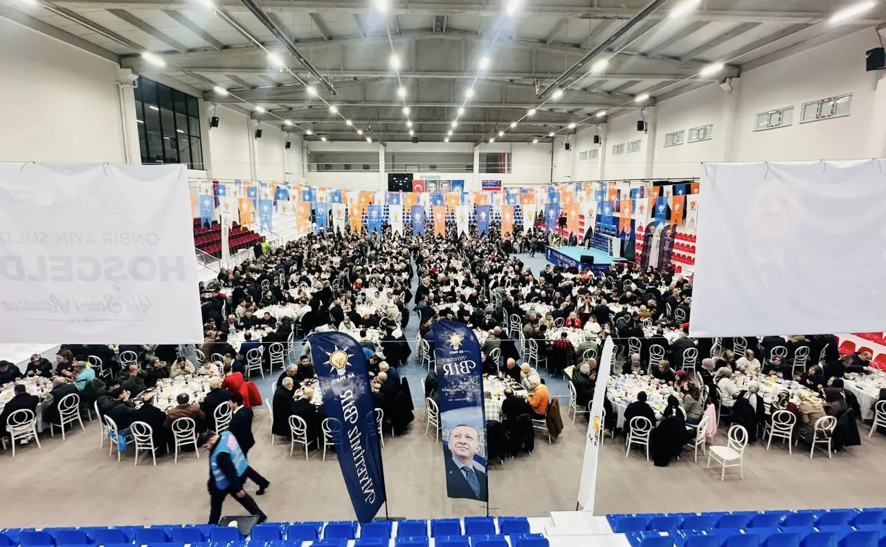 kalabalık ve yazı görseli olabilir