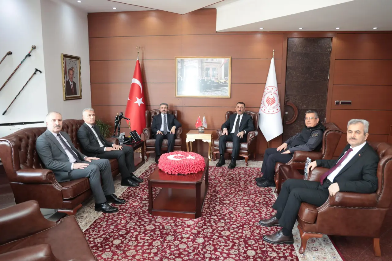 şunu diyen bir yazı 'CE' görseli olabilir