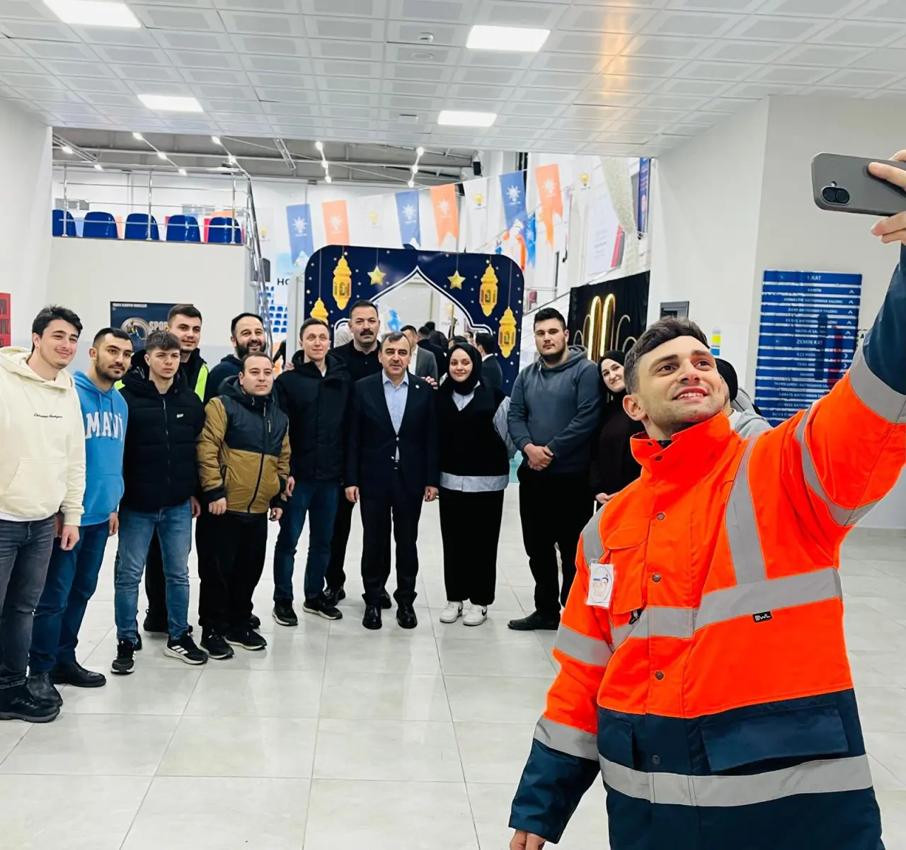 bir veya daha fazla kişi, araba ve şunu diyen bir yazı 'MAI' görseli olabilir