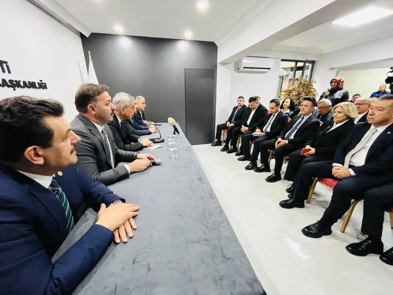 bir veya daha fazla kişi görseli olabilir