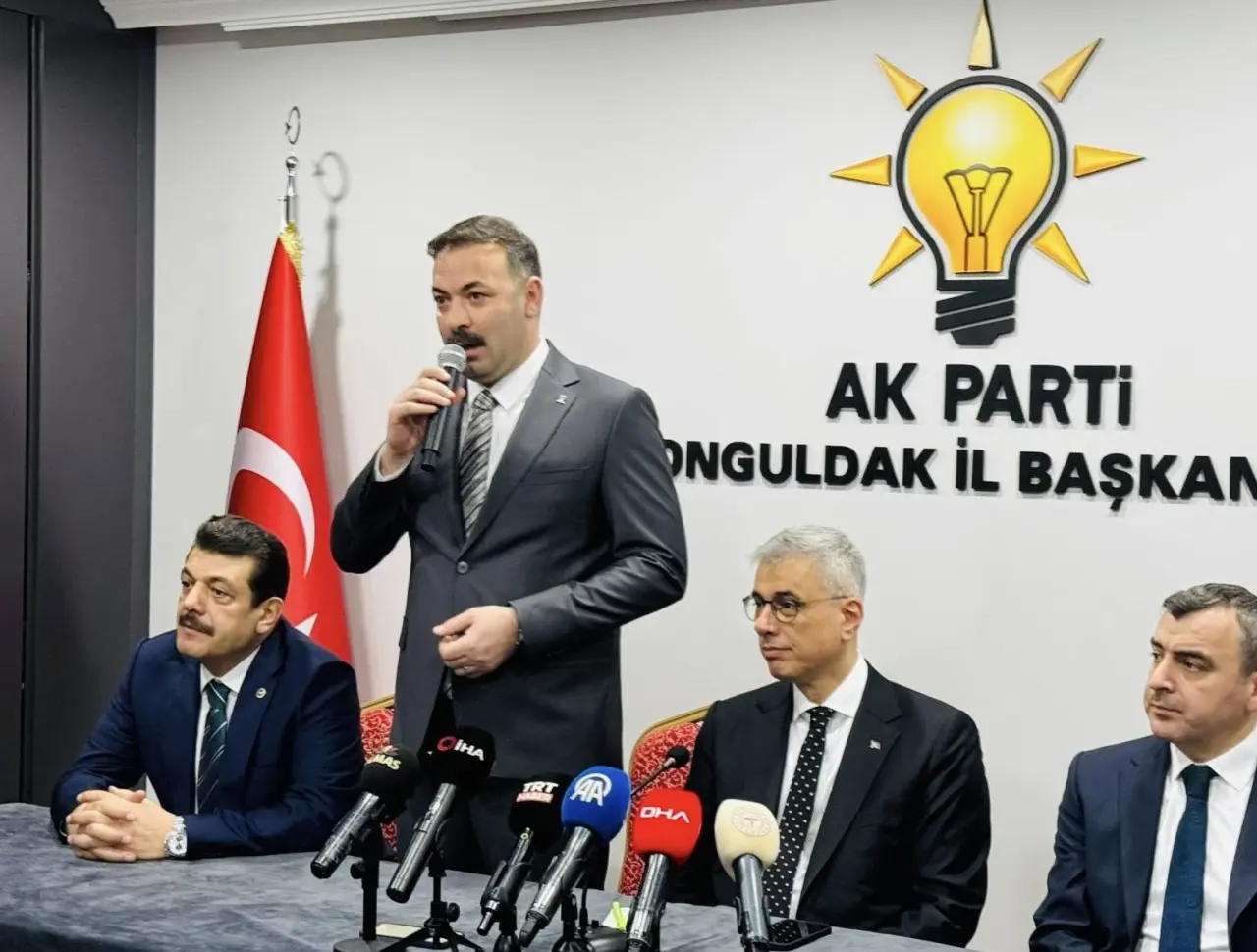 şunu diyen bir yazı 'V AK PARTİ ONGUI ONGULDAK İL BAŞKAN MAS IHA TRUT CHA' görseli olabilir