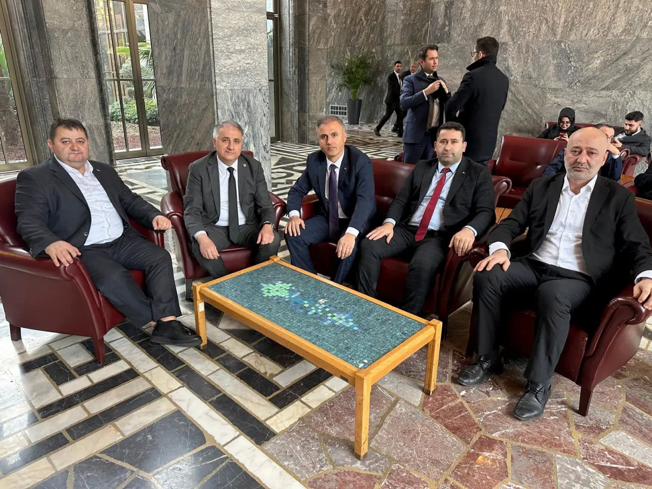 bir veya daha fazla kişi görseli olabilir