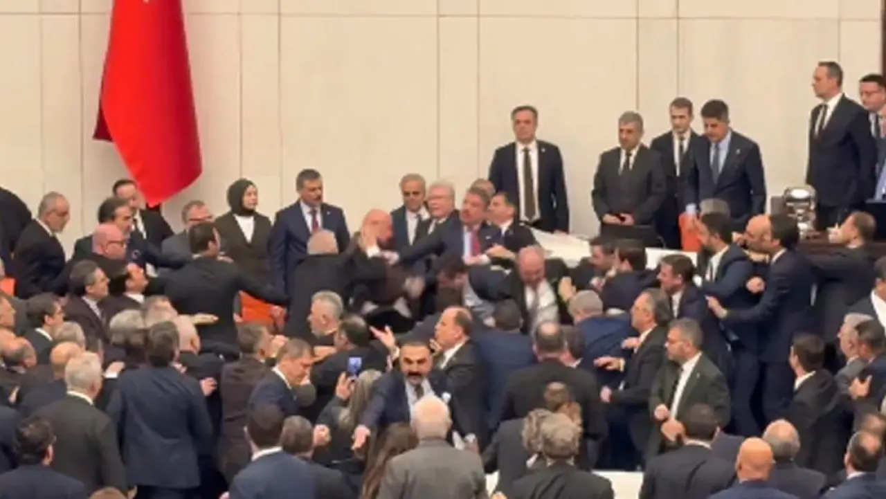 Gürlek ve Çiftçi için Meclis te yemin töreni!  CHP li vekiller protesto etti, yumruklu kavga çıktı 2