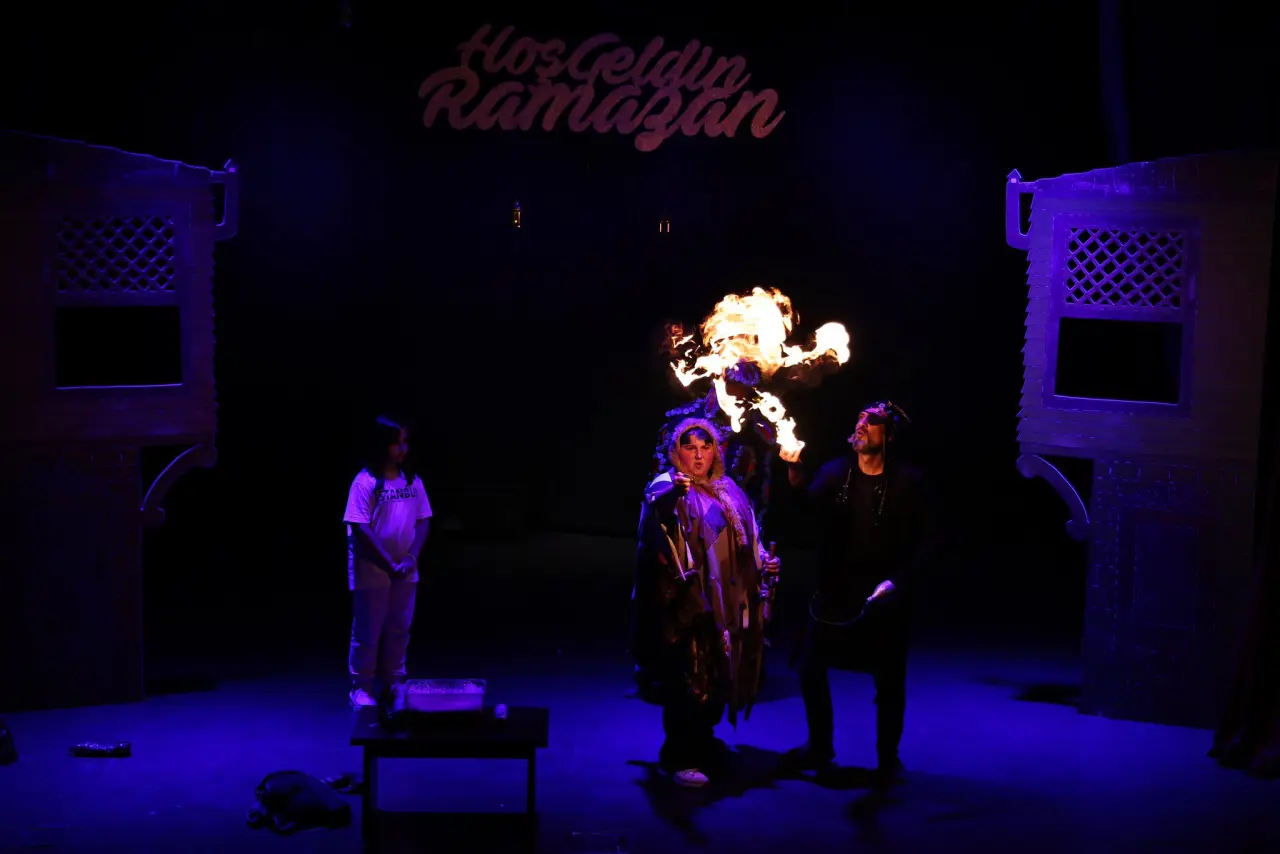 ışık ve yazı görseli olabilir