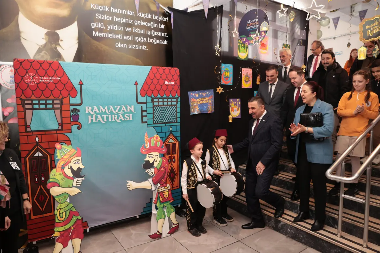 şunu diyen bir yazı 'Küçük hanımlar, küçük beyler! Sizler hepiniz geleceğin bir gülü, yıldızı ve ikbal ışığısınız. Memleketi asıl ışığa boğacak olan sizsiniz. Moore pomara Kemozt BoK BAKANSIG Raita DLKCKR EΣИ RAMAZAN HATIRASI መ' pop sanatı olabilir