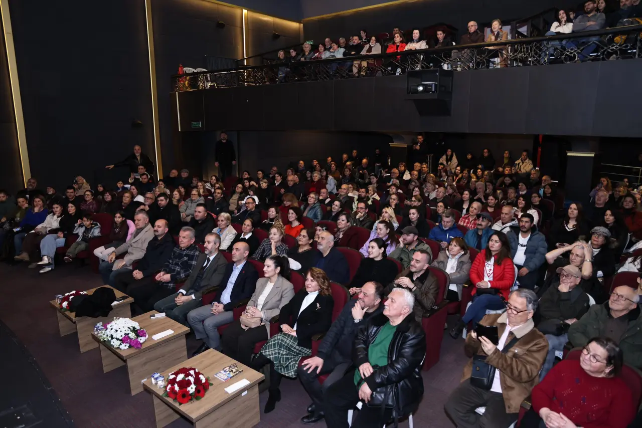 kalabalık görseli olabilir