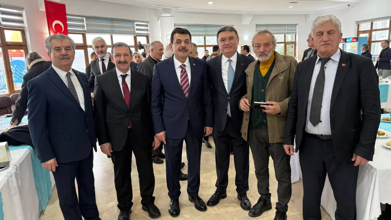 bir veya daha fazla kişi ve yazı görseli olabilir