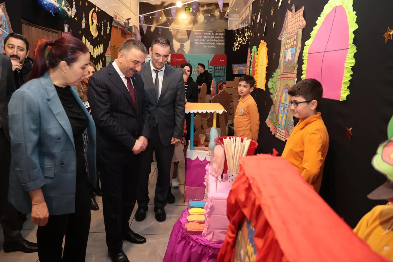 bir veya daha fazla kişi ve yazı görseli olabilir