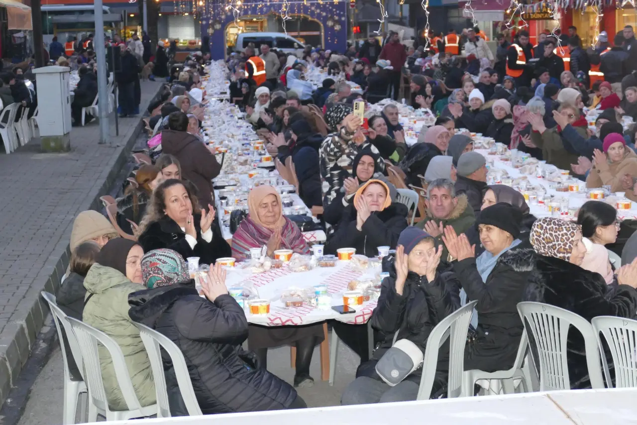 bir veya daha fazla kişi ve kalabalık görseli olabilir