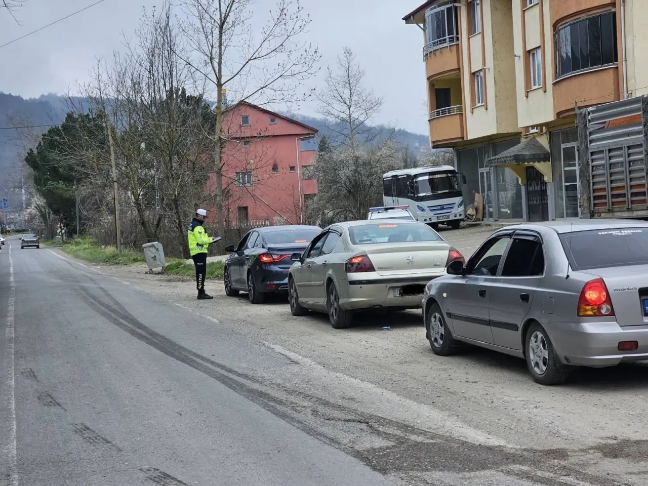 araba ve yol görseli olabilir