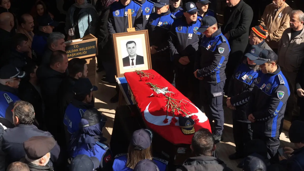 kalabalık ve şunu diyen bir yazı 'KBELEDİYE EDIYE ZABIYA' görseli olabilir