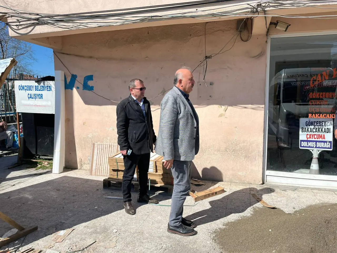 takım elbise, self servis çamaşırhane ve şunu diyen bir yazı 'GÖKÇEBEY BELEDİYE GÜKÇEBEYBELEDİYESİ YESİ ÇALIŞIYOR BAKACAK GÖ OKCEBEXO CA BAKACAKKADI ÇAYCUMA DOLMUŞ DOLMUŞDURAĞI DURAĞI' görseli olabilir