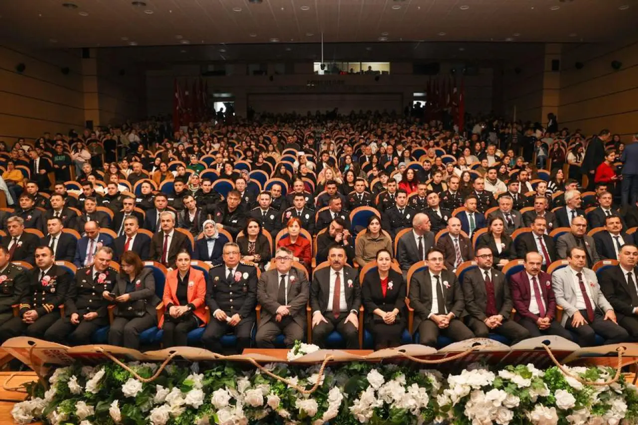 bir veya daha fazla kişi ve kalabalık görseli olabilir