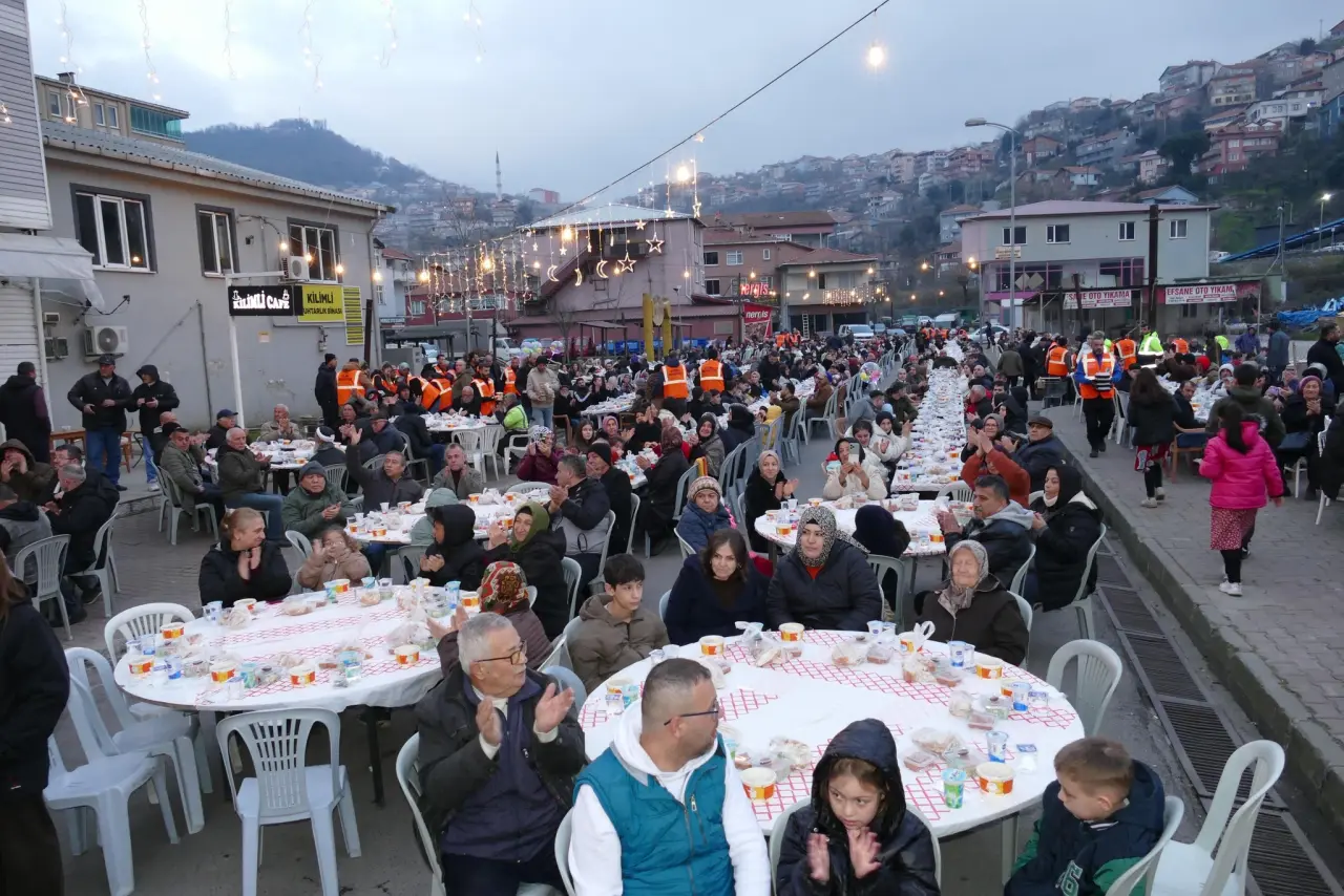 bir veya daha fazla kişi ve Saqsaywaman görseli olabilir