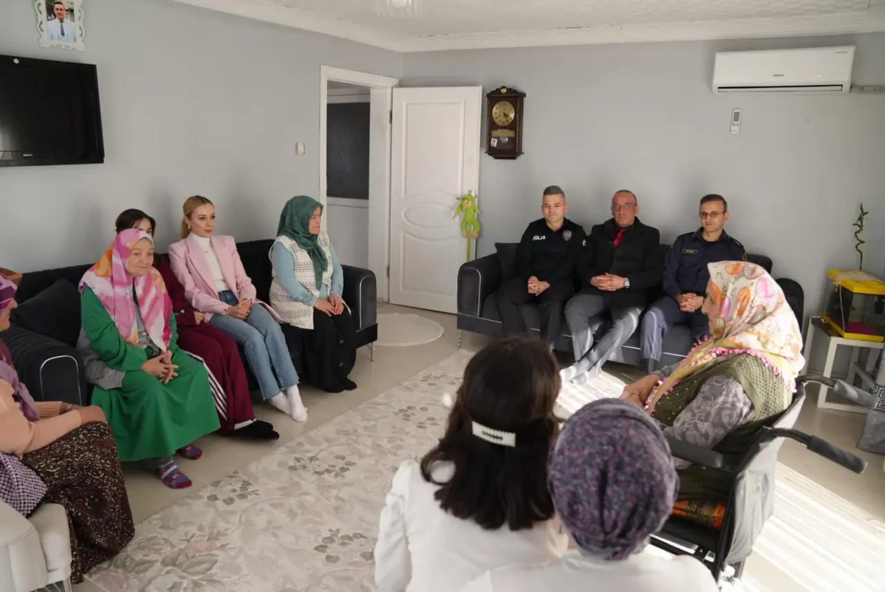 bir veya daha fazla kişi görseli olabilir