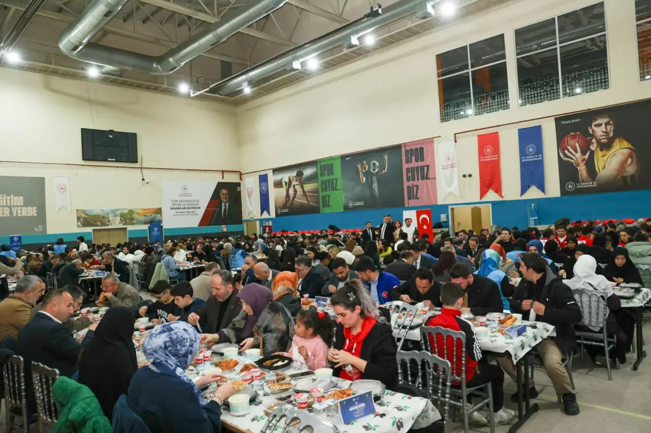 masa, kalabalık ve yazı görseli olabilir