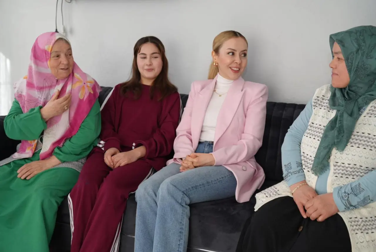 bir veya daha fazla kişi, atkı ve eşarp görseli olabilir