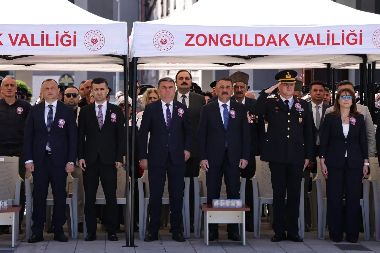 bir veya daha fazla kişi ve şunu diyen bir yazı 'VALİLİĞİ ZONGULDAK VALİLİĞİ な時 FION F' görseli olabilir